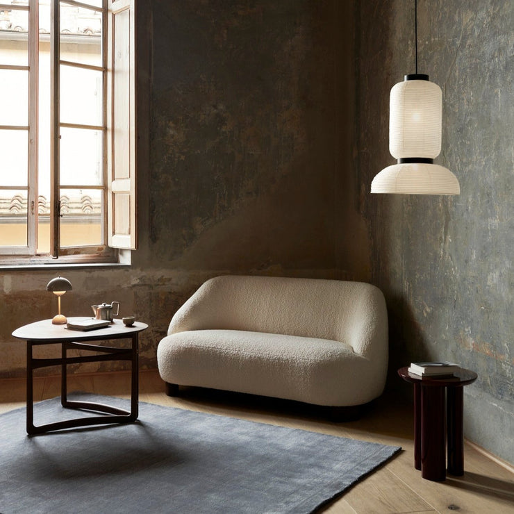 2-seter sofa Margas fra &tradition. Denne blir et blikkfang i enhver stue den står i.