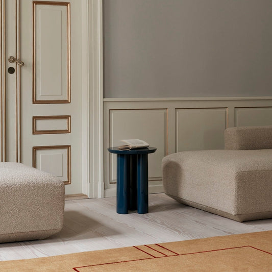 Sidebordet Tung JA3 fra &tradition kommer i to ulike fine farger med elegant glossy finish: Steel Blue og Burgundy Red. Tung er enkelt, men likevel spennende i formen – vi elsker de tre avrundede bordbena!