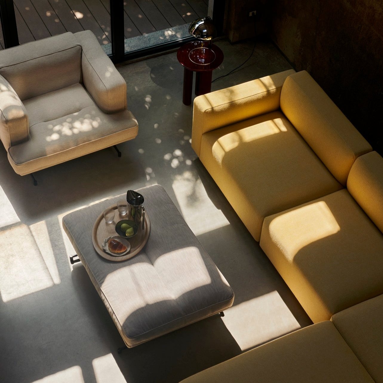 Lenestol Inland fra &tradition kan fint kombineres sofaen Develius, også fra &tradition.