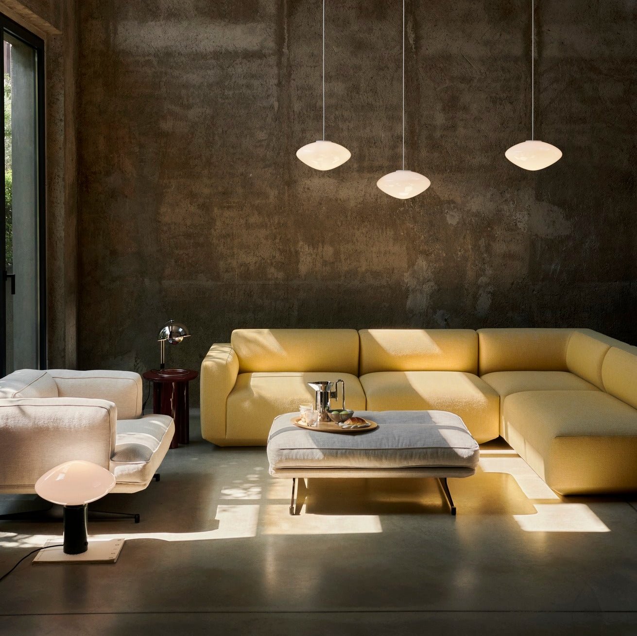 Lenestol Inland fra &tradition kan fint kombineres sofaen Develius, også fra &tradition.