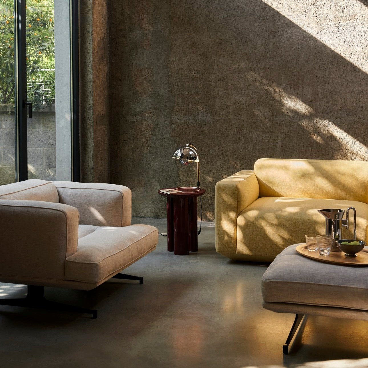 Lenestol Inland fra &tradition kan fint kombineres sofaen Develius, også fra &tradition.