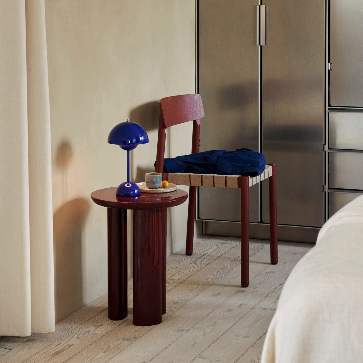 Sidebordet Tung JA3 fra &tradition, designet av John Astbury, er et superfint rundt sidebord med et arkitektonisk uttrykk og en høyglansfinish som vi liker godt!