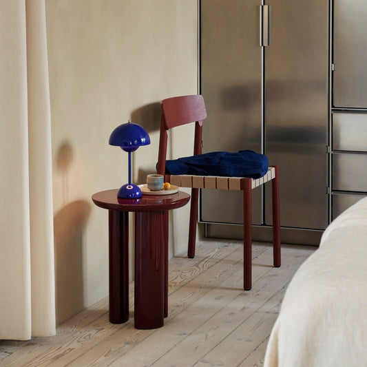 Sidebordet Tung JA3 fra &tradition, designet av John Astbury, er et superfint rundt sidebord med et arkitektonisk uttrykk og en høyglansfinish som vi liker godt!