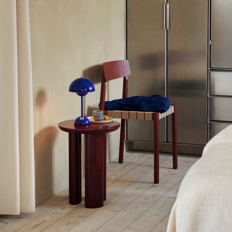 Sidebordet Tung JA3 fra &tradition, designet av John Astbury, er et superfint rundt sidebord med et arkitektonisk uttrykk og en høyglansfinish som vi liker godt!