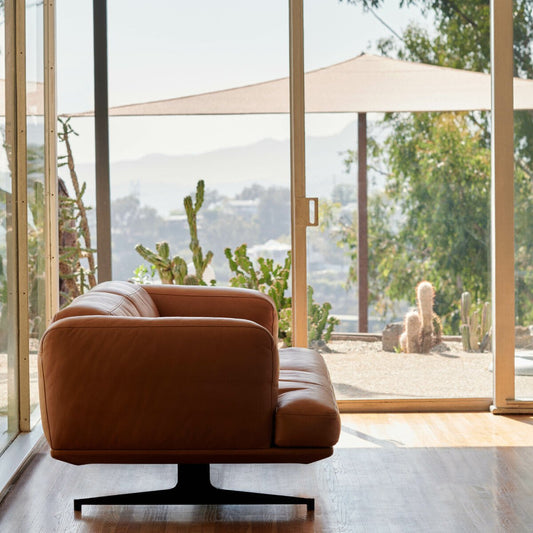 Sofaen Inland fra &tradition er lav, med dype myke seter og passe høye armlener – og dermed herlig loungete. Bena i metall reiser sofaen litt opp fra gulvet og gjør at den fremstår akkurat passe kul og avslappet i designet. 