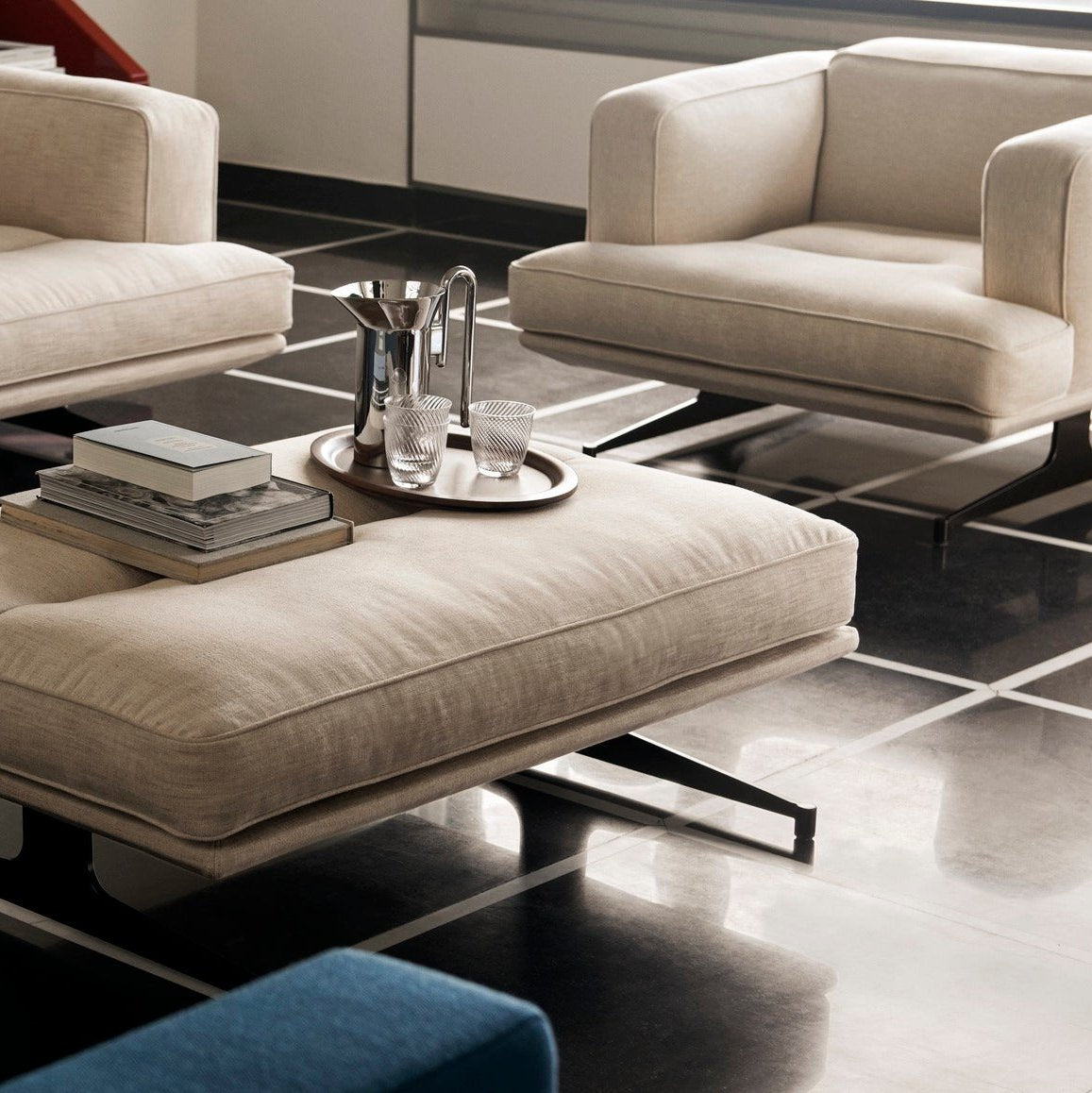 Bruk lenestolen Inland fra &tradition alene eller sammen med sofaen i samme serie!