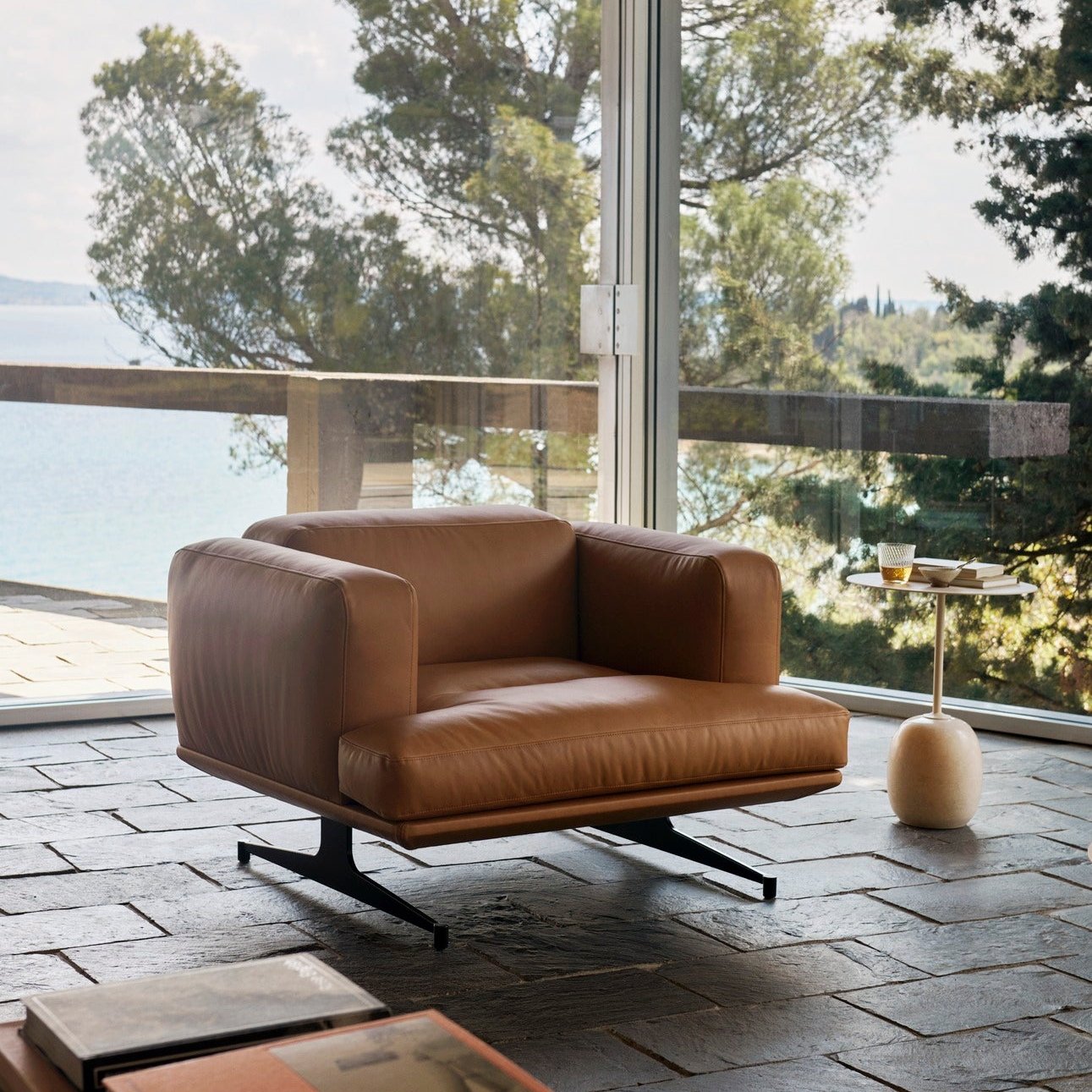 Lenestol Inland fra &tradition med svarte ben og konjakkfarget skinn Noble Leather Cognac