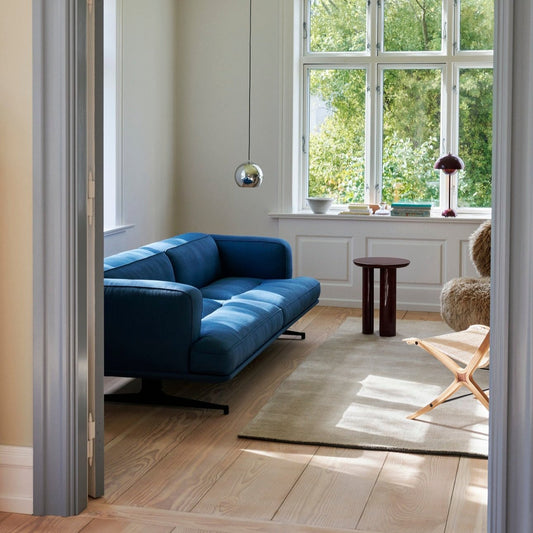 Sofaen Inland fra &tradition, designet av norske Anderssen & Voll, er en stilren og superkomfortabel sofa med en tydelig karakter som sender nikk til både klassisk italiensk design og skandinavisk Mid Century Modern design. Her som 3-seter. 