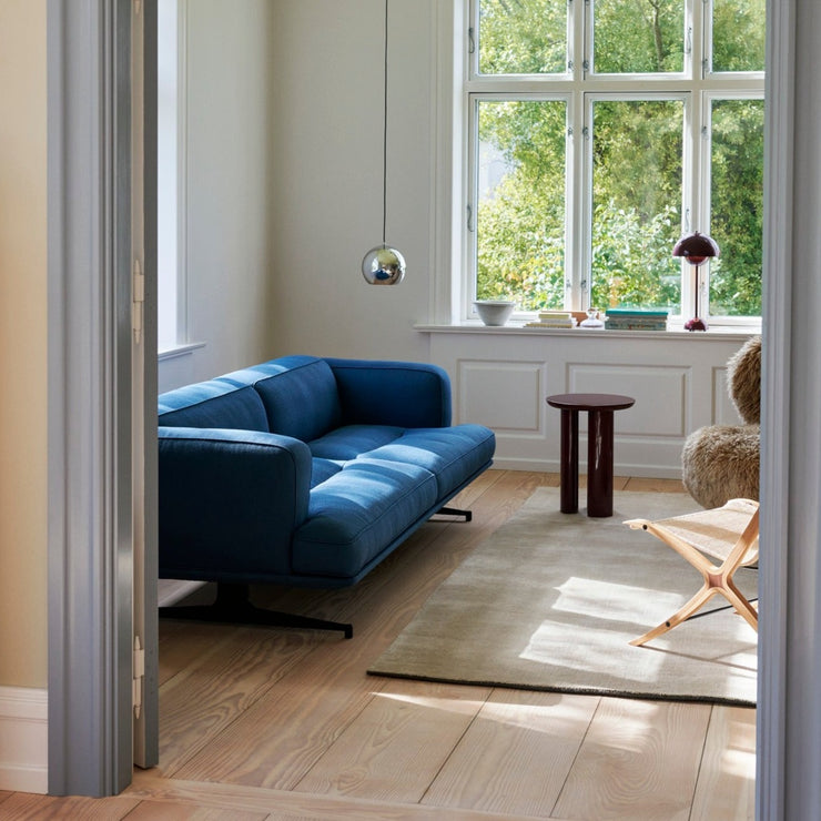Bruk sidebordet Tung JA3 fra &tradition som et klassisk sidebord, sett det sammen med andre bord i en større sofabordgruppe – eller bruk det som et alternativt nattbord!