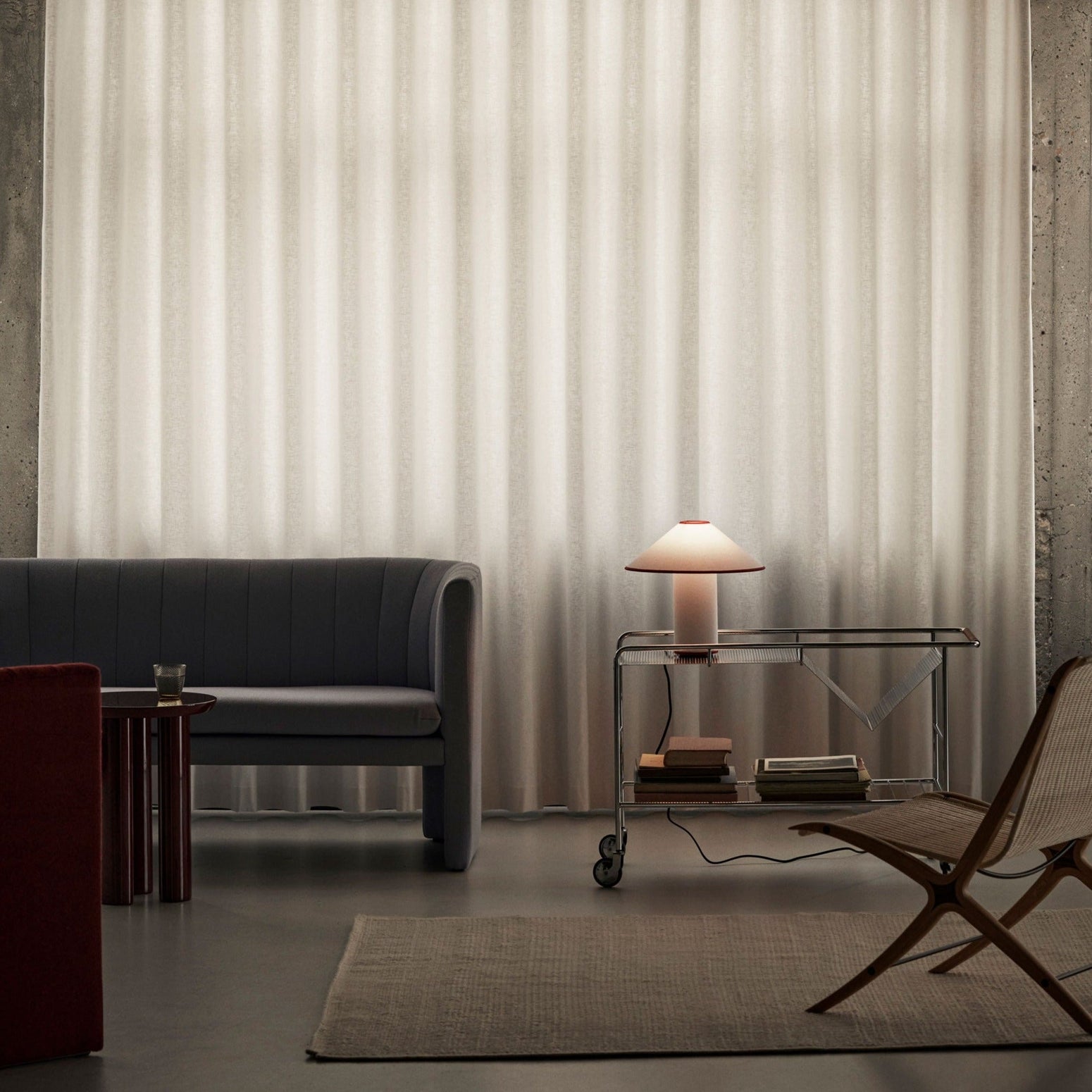 Den elegante sofaen Loafer fra &tradition står nydelig til ulike skandinaviske innredninger. 