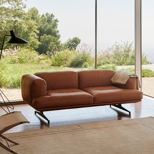 Sofaen Inland fra &tradition, designet av norske Anderssen & Voll, er en stilren og superkomfortabel sofa med en tydelig karakter som sender nikk til både klassisk italiensk design og skandinavisk Mid Century Modern design.  Her som 2-seter.