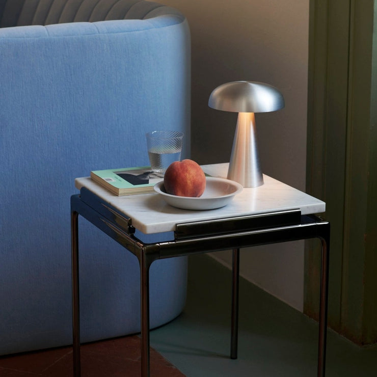 Den oppladbare bordlampen Como fra &tradition kan du flytte med deg rundt etter behov.