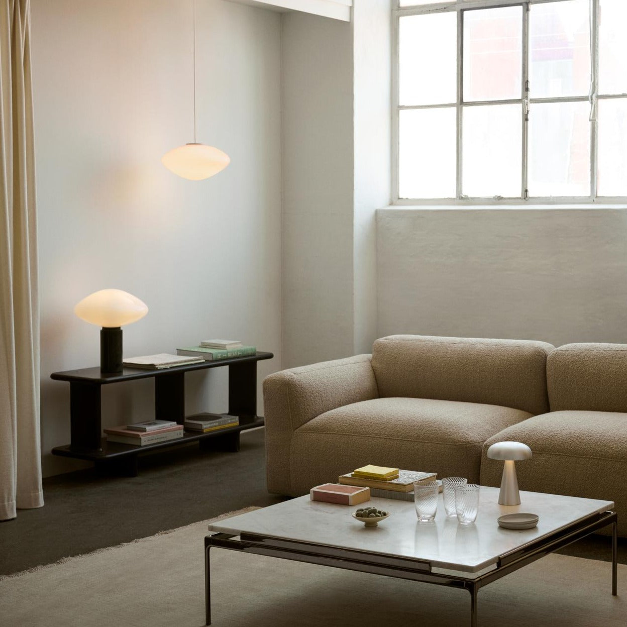 Teppet The Moor Rug fra andTradition i fargen Beige Dew, med frynser