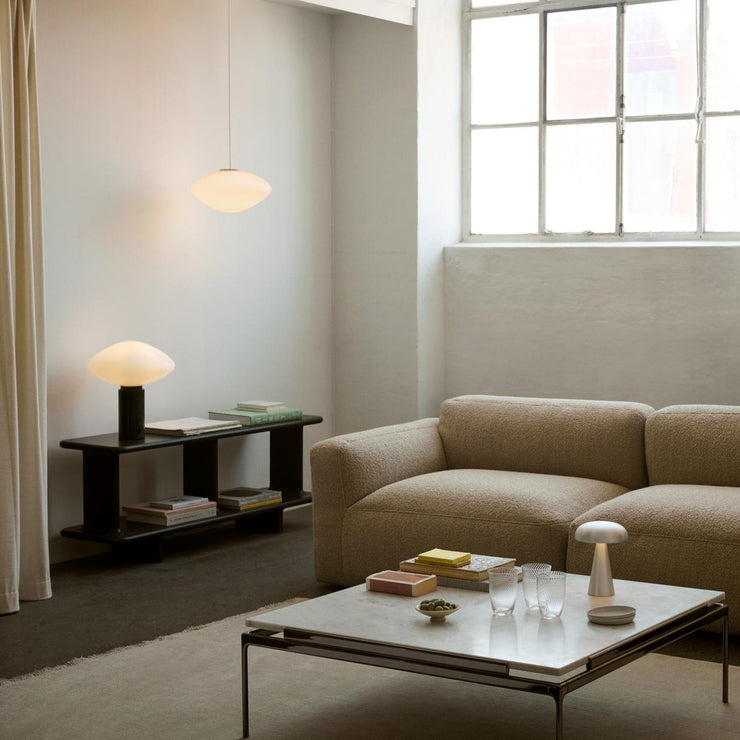 Teppet The Moor Rug fra andTradition i fargen Beige Dew, med frynser