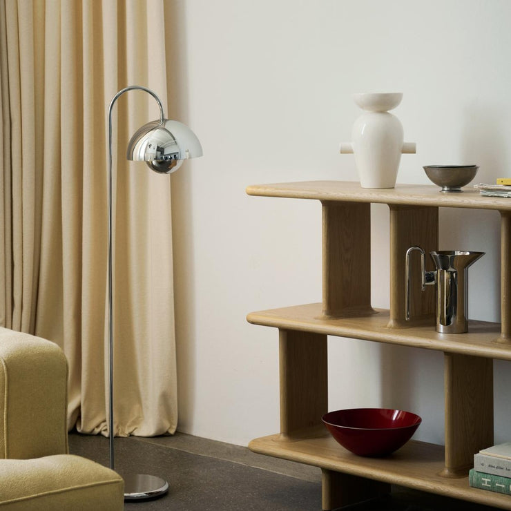 Archivo JH44 er perfekt å bruke som en litt høyreist hylle eller skjenk i en gang eller stue.