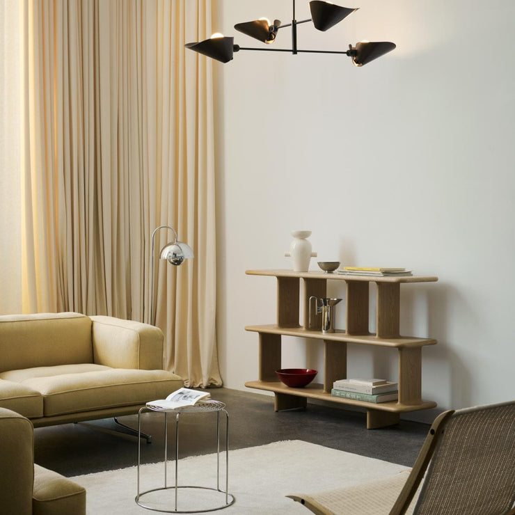 Bruk Archivo til å vise frem fine gjenstander, skulpturer, servise og bøker – en miks av alt er ekstra gøy! Er du en musikkelsker med hang til vinyl er høyden mellom hyllene også perfekt for oppbevaring av LP’er! Her ser du Archivo JH44 i eik.