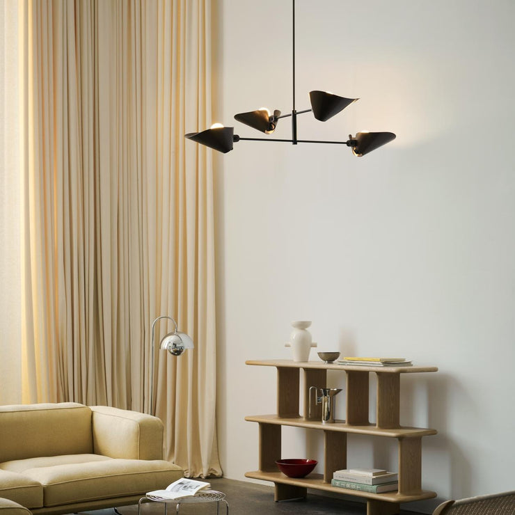 Den stemningsfulle taklampen Bonnet Chandelier fra &Tradition er designet av Space Copenhagen, som er kjent for å skape vakre møbler, lamper og tilbehør som kombinerer diskré luksus med elegant estetikk og funksjonalitet.