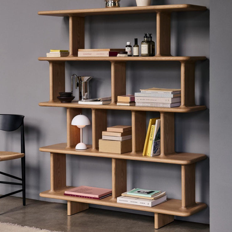 Alle hyllene har samme bredde på 140 cm, men høyden varierer. Den største, Archivo JH45, er nydelig å bruke som en klassisk bokhylle eller som en større hylle i en spisestue til fine glass og vakkert servise.