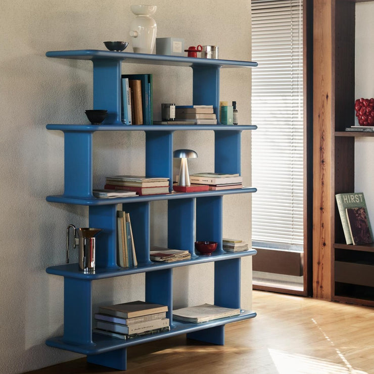 Den karakteristiske hyllen Archivo ble opprinnelig designet for Jaime Hayons eget hjem. Nå er den tilgjengelig hos &tradition i tre ulike størrelser og tre fine utførelser hvor du kan velge mellom en elegant gråsvart variant,  en i klassisk eik og en deilig himmelblå farge – som vist her!