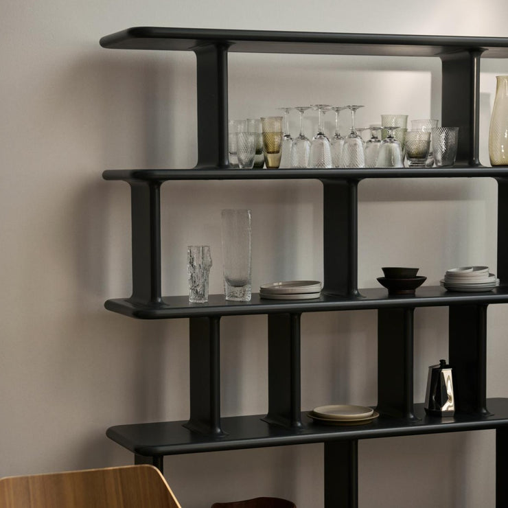Hylle Archivo JH45 fra &Tradition i gråsvart