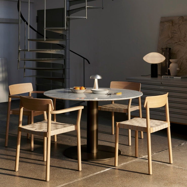 Den oppladbare bordlampen Como fra &tradition er superfin å bruke som en ekstra stemningsskaper på spisebordet, i en bokhylle, på et sidebord eller i en vinduskarm – og ute på balkongen eller terrassen på lange, varme kvelder!