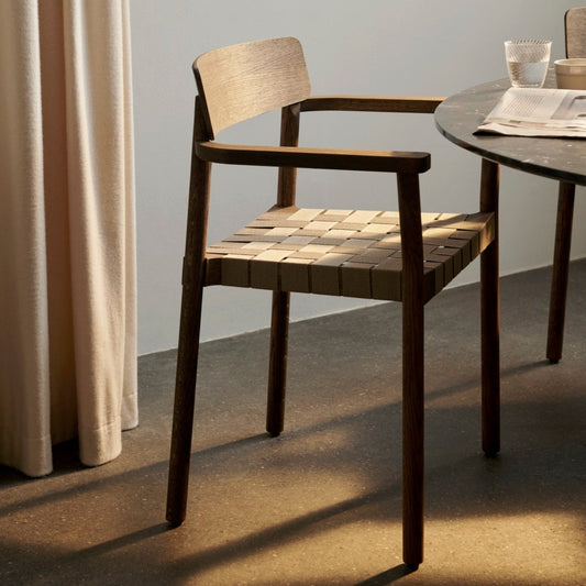 Spisestolen Betty Armchair TK9 fra andTradition er en vakker og klassisk spisestol i tre med flettebånd og armlener. Designet er signert den finske designeren Sami Kallio og den danske designeren Jakob Thau. Her i versjonen med stolramme i røkt eik.