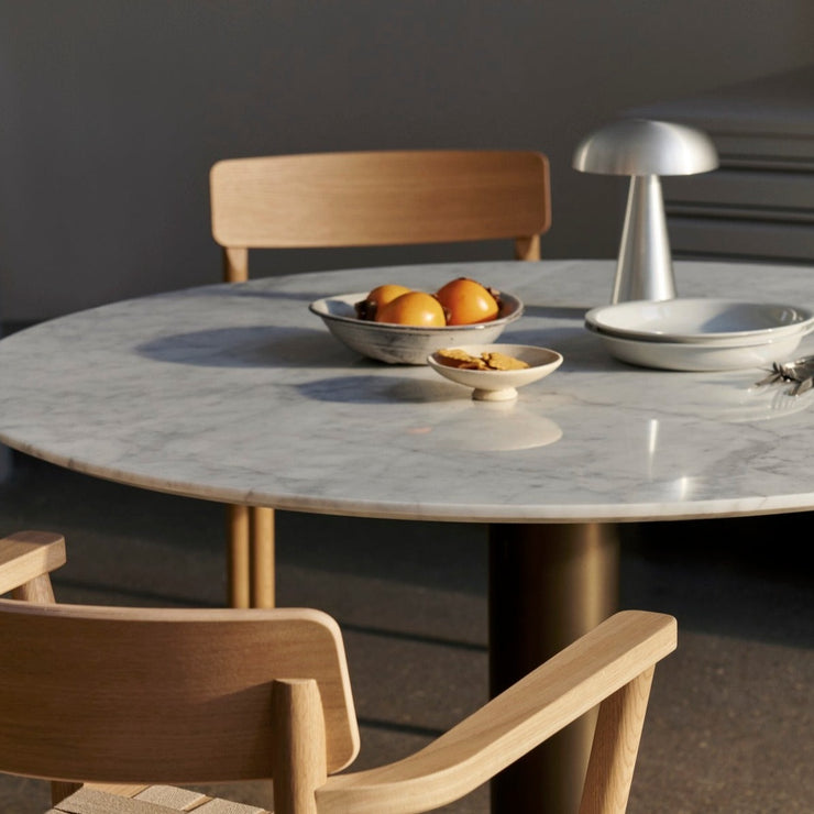 Denne raffinerte og bærbare bordlampen kan både lades og dimmes, og dermed bli en fin følgesvenn som lyser opp der det trengs. Como finnes i flere materialer og farger. Denne varianten er laget av anodisert aluminium, med et børstet matt utseende.