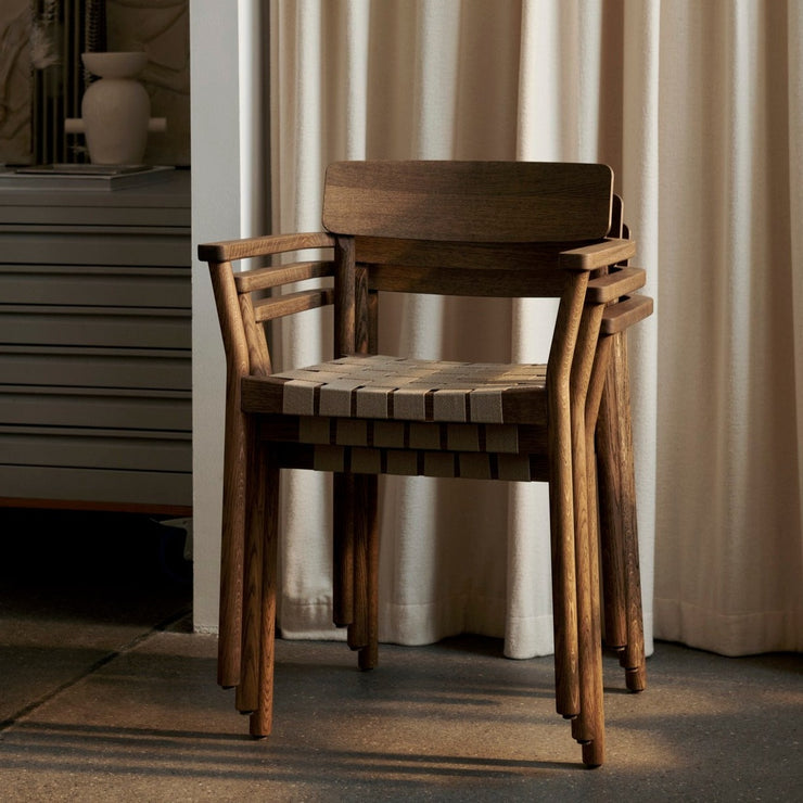Det fine flettebåndet gir god sittekomfort, og Betty Armchair TK9 har en treramme som både er solid og lett - og kan stables. Her i røkt eik.