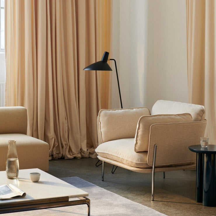 Den skulpturelle gulvlampen Tripod HM8 fra &tradition balanserer vakkert mellom stramme linjer og myke former og har en klassisk design med en tidløs appell som vil kunne passe inn i mange typer hjem og interiører.