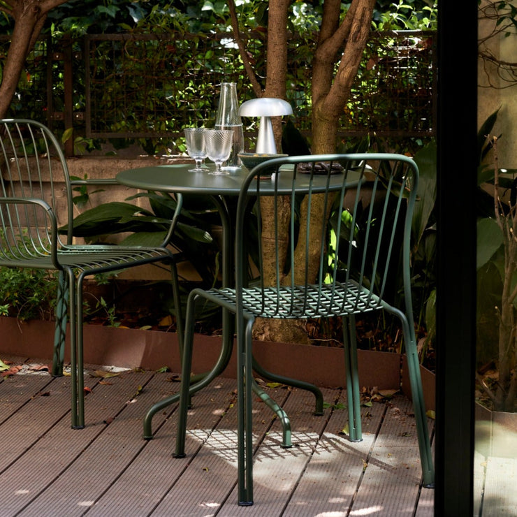 Denne kombinasjonen gjør at det er mange typer hjem, hager, terrasser og balkonger som vil kle disse møblene godt. Thorvald-serien fra &tradition i pulverlakkert stål er tilgjengelig i tre fine farger – Warm Black, Bronze Green og Ivory – som gjør serien svært anvendelig og robust.