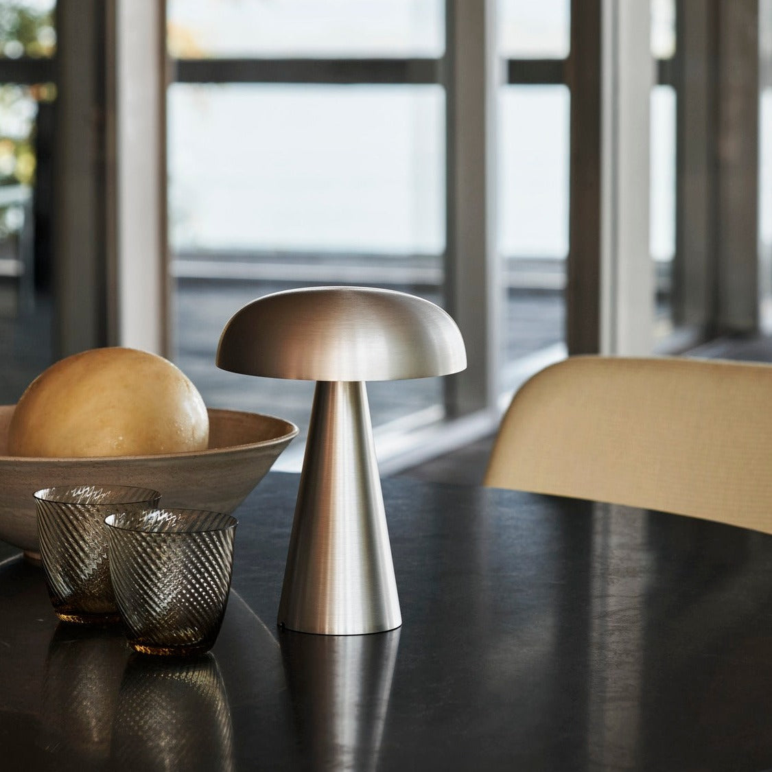 Det er superduoen bak Space Copenhagen, Signe Bindslev Henriksen og Peter Bundgaard Rützou, som har formgitt den oppladbare bordlampen Como for &tradition – og denne har blitt en kjær favoritt hos oss! Designerne er spesielt kjente for å balansere motsetninger på elegant vis, og formgi funksjonelle objekter som er skapt for å vare.