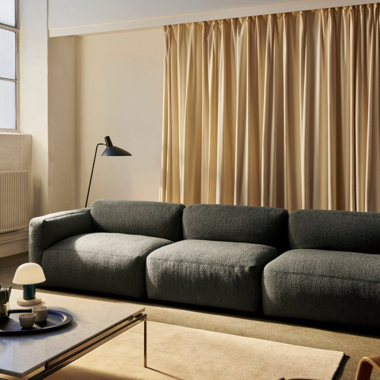 Eller gå for en klassiker: Sofa Develius Mellow 3-seter fra &tradition.