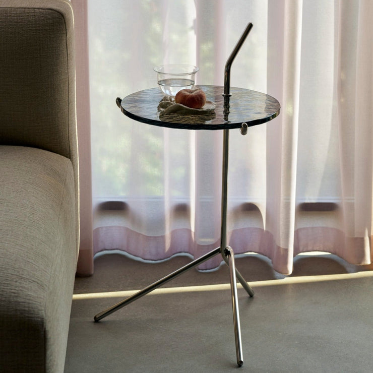 Det fine sidebordet Halten SH9 fra &tradition, designet av den tyske designeren Sebastian Herkner, er ment å være en følgesvenn i hjemmet.