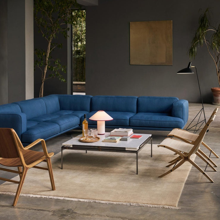 Teppet The Moor Rug fra andTradition i fargen Beige Dew, med frynser