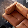 Sofaen Inland fra &tradition innbyr til å slenge seg ned og finne seg godt til rette og vil kunne passe inn i flere typer hjem og interiørstiler. 