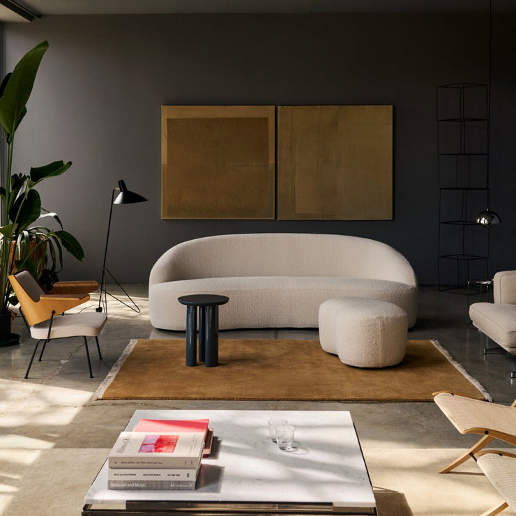 Den formfine sofaen Margas fra &tradition er designet av den svenske interiør- og møbeldesigneren Louise Liljencrantz. Her som 3-seter. Det finnes også en organisk formet puff i samme serie. 