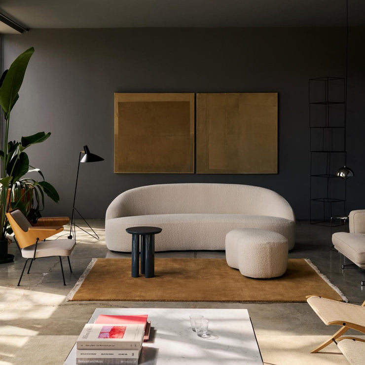 Sofaene og lenestolen i kolleksjonen sender et nikk til Mid Century Modern-estetikk og er akkurat passe elegante og skulpturelle, synes vi. Puffen, som er organisk i formen, passer perfekt til.