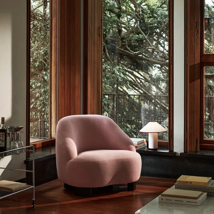 Den formfine lenestolen Margas fra &tradition er designet av den svenske interiør- og møbeldesigneren Louise Liljencrantz. Lenestolen kjennes inviterende og varm i uttrykket og er akkurat passe elegant og skulpturell, synes vi.