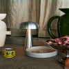 Den oppladbare bordlampen Como fra &tradition i anodisert aluminium.