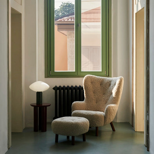 Den populære lenestolen lille Petra fra &tradition har fått en søster med en mer høyreist rygg: Petra VB3! Lenestolen har en raus, vennlig og sjarmerende karakter og dimensjonene sikrer deg en komfortabel og behagelig sitteopplevelse. Dette er en lenestol det er lett å bli glad i og som passer inn i alle slags rom, interiører og miljøer.