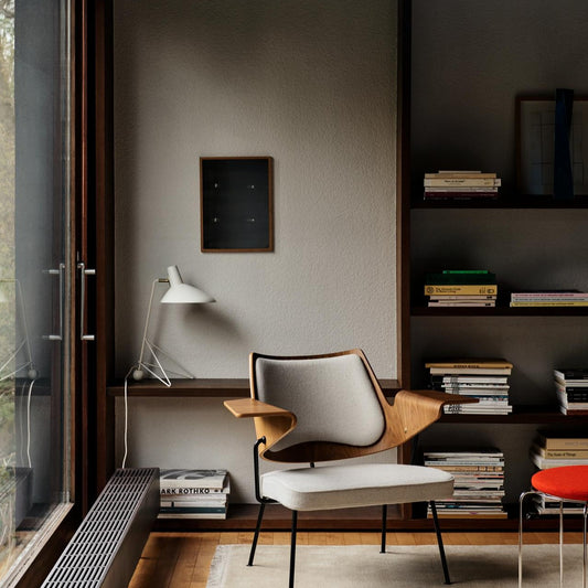 Lampen finnes i to varianter, en hvitlakkert variant og en svartlakkert variant, begge med messingdetaljer og satengmatt finish. Lampehodet kan dreies.