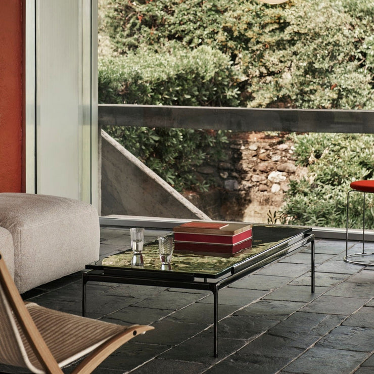 Ute etter et vakkert og litt annerledes glassbord til stuen? Bordet Sett, designet av italienske Luca Nichetto for &tradition, kommer i tre ulike størrelser – velg mellom et firkantet sofabord, et rektangulært sofabord og et sidebord – der bordplaten er laget i brunt røkfarget støpt glass som minner om vann i bevegelse. Så fint!