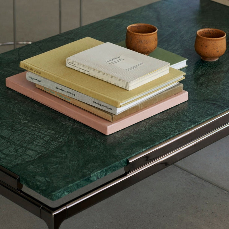 Ønsker du deg et mer klassisk uttrykk er Sett-bordene også tilgjengelige med bordplate i hvit og grønn marmor. Den minimalistiske rammen, som er visuelt lett i uttrykket, har finish i mørk elegant krom og danner en vakker base som bordplaten hviler i. 