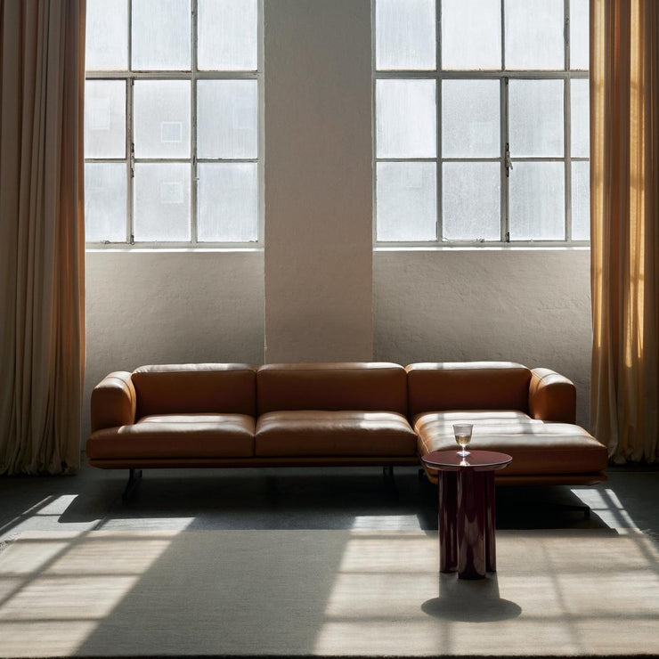 Sofaserien Inland fra &tradition, designet av norske Anderssen & Voll, er en stilren og superkomfortabel sofaserie med en tydelig karakter som sender nikk til både klassisk italiensk design og skandinavisk Mid Century Modern design. 