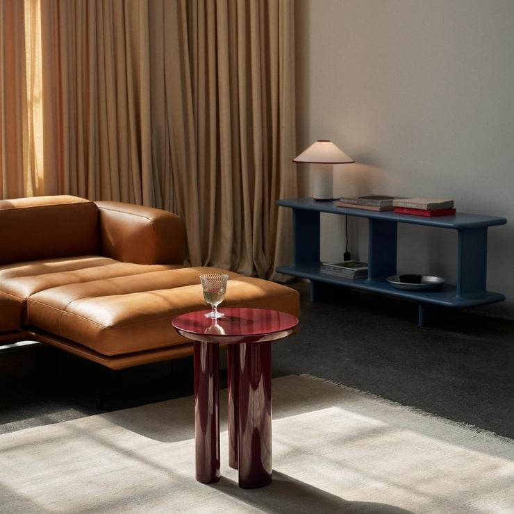 Har du en stue der du drømmer om en større sofa med plass til masse gjester (og et sted å slenge bena høyt når de drar) kan denne sofaen med sjeselong være akkurat det du leter etter.