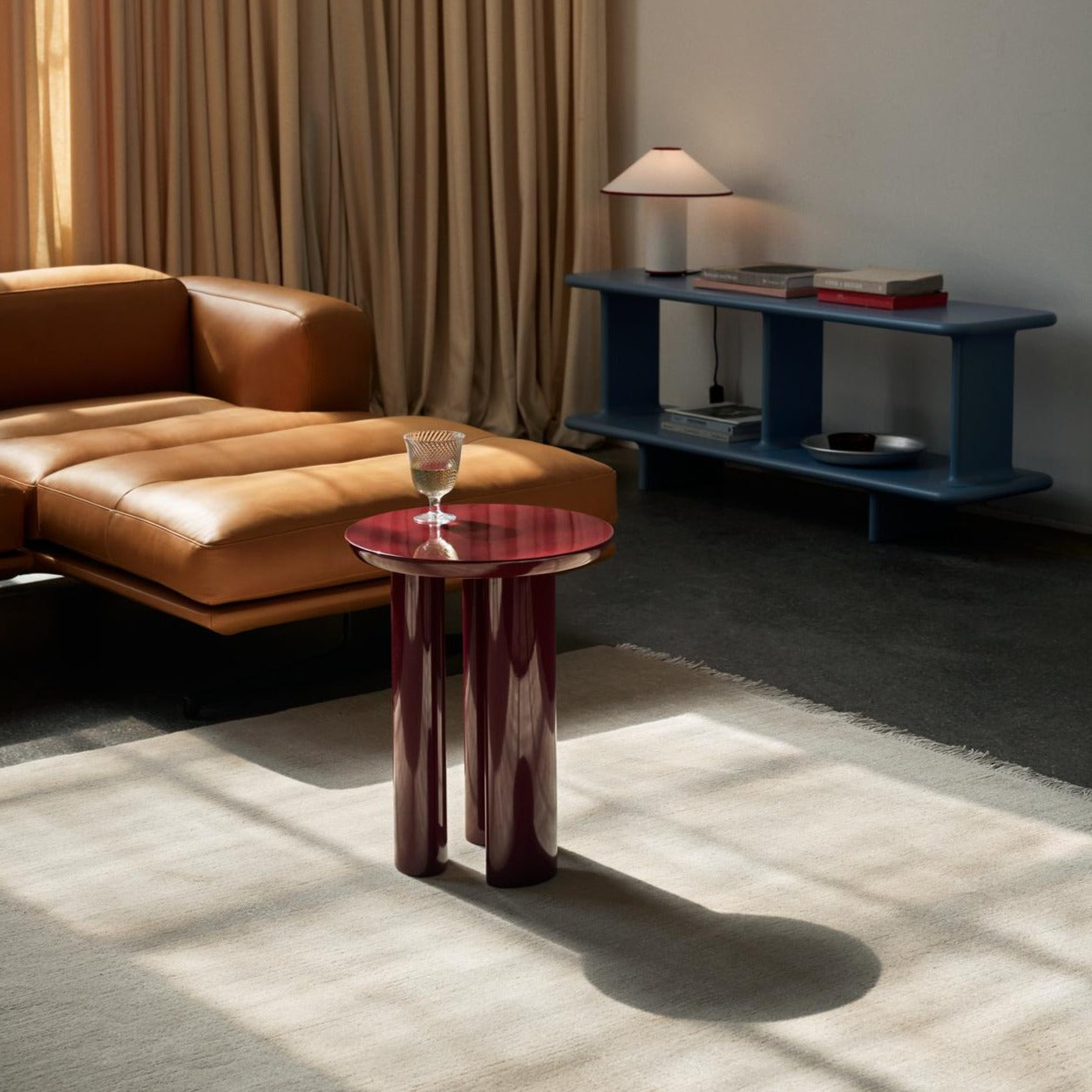 Teppet The Moor Rug fra andTradition kan passe inn i mange typer hjem og innredninger og glir rett  inn i stuen, på soverommet eller under spisestuen. Det finnes i to størrelser og i to varianter, et uten frynser og et med frynser. Teppet finnes også i flere farger. 