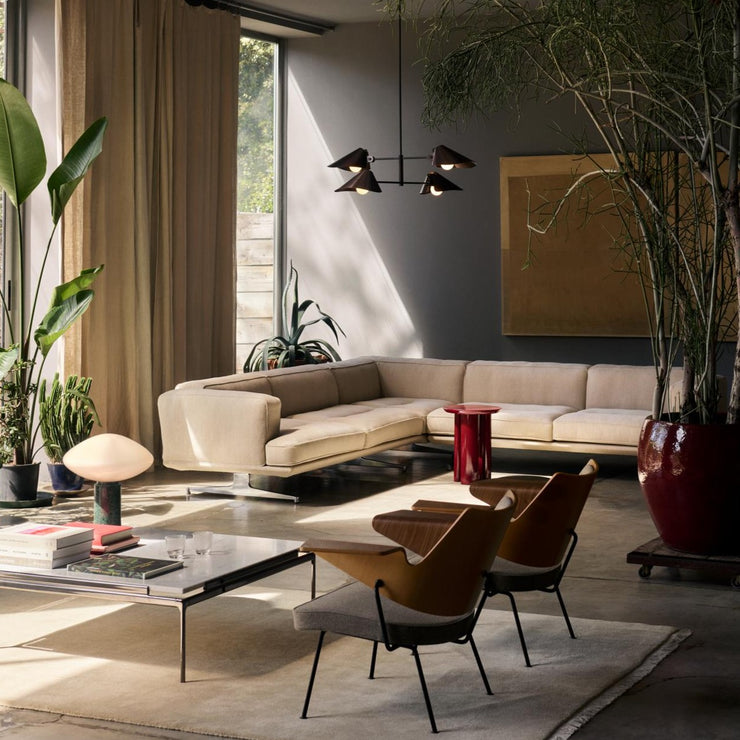 Teppet The Moor Rug fra andTradition i fargen Beige Dew, med frynser