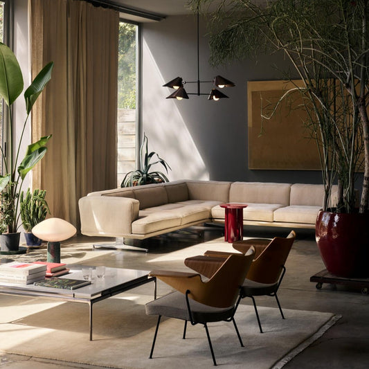 Sofaserien Inland fra &tradition, designet av norske Anderssen & Voll, er en stilren og superkomfortabel sofaserie med en tydelig karakter som sender nikk til både klassisk italiensk design og skandinavisk Mid Century Modern design. 
