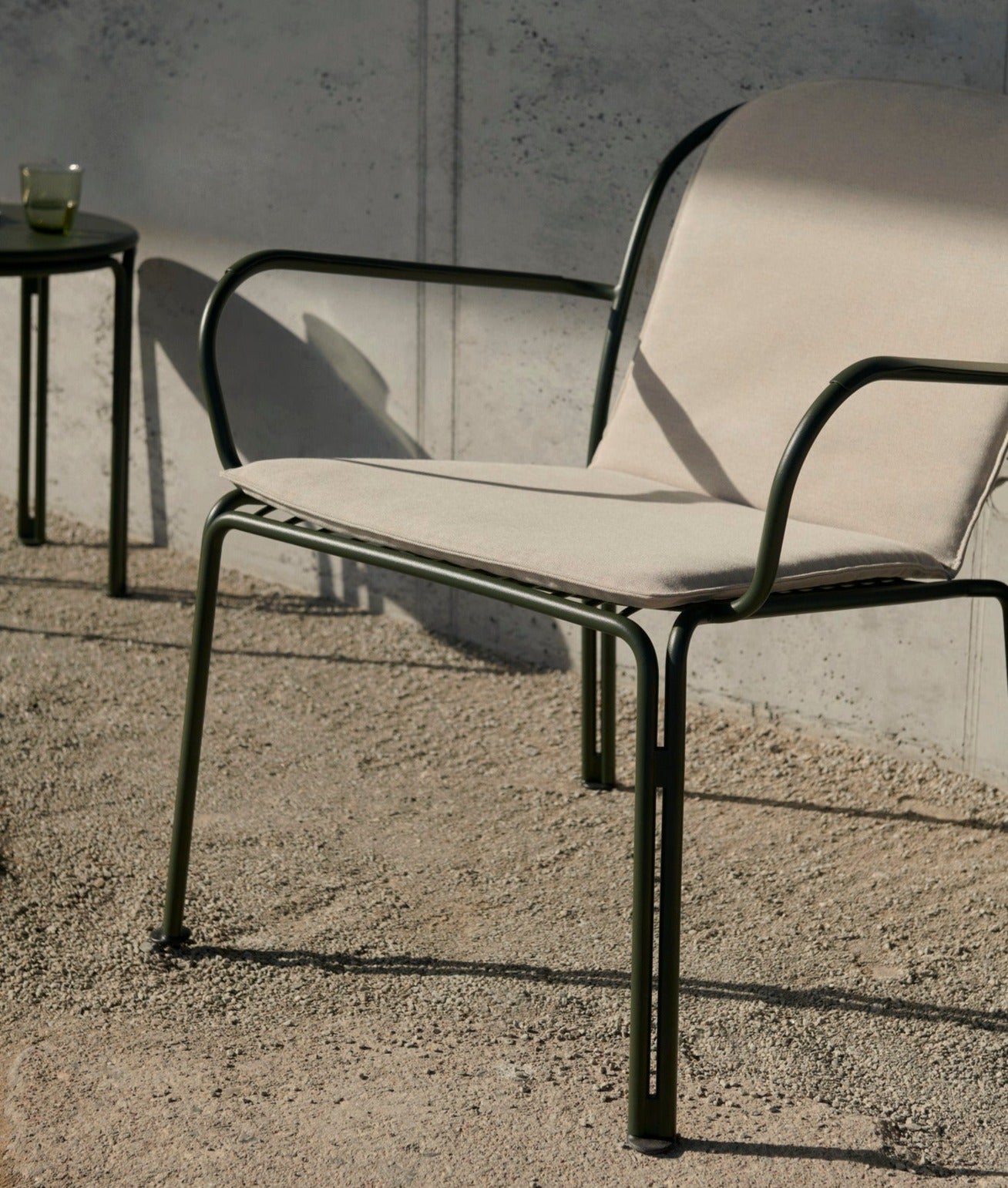 Loungestolen SC101 i Thorvald-serien er en nett og liten loungestol som passer perfekt om du er ute etter en avslappet utemøbelstol som ikke tar for mye plass. Loungestolen finnes også uten armlener, som heter Thorvald SC100. Det finnes også puter til stolene for litt ekstra komfort.