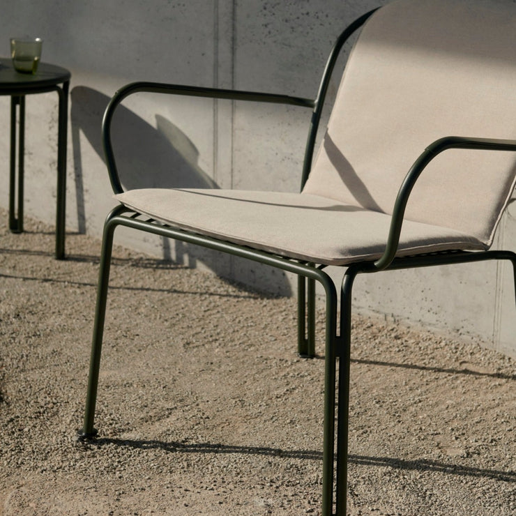 Loungestolen SC101 i Thorvald-serien er en nett og liten loungestol som passer perfekt om du er ute etter en avslappet utemøbelstol som ikke tar for mye plass. Loungestolen finnes også uten armlener, som heter Thorvald SC100. Det finnes også puter til stolene for litt ekstra komfort.